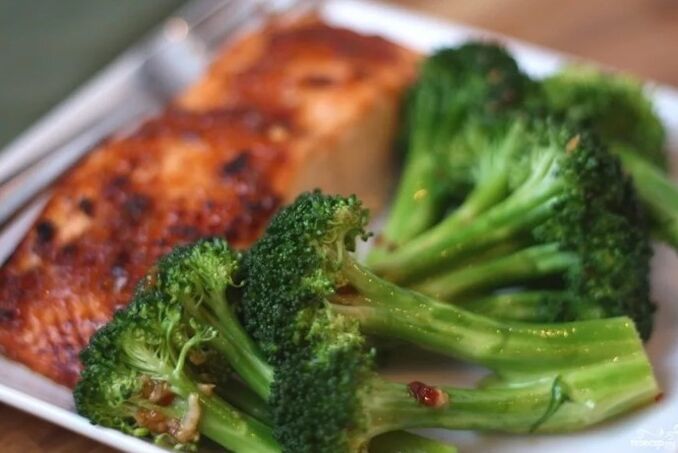 Pez rojo y brócoli