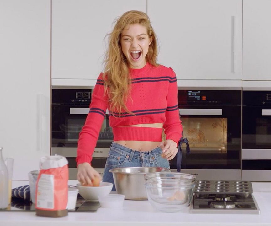 Chica delgada se prepara un desayuno saludable